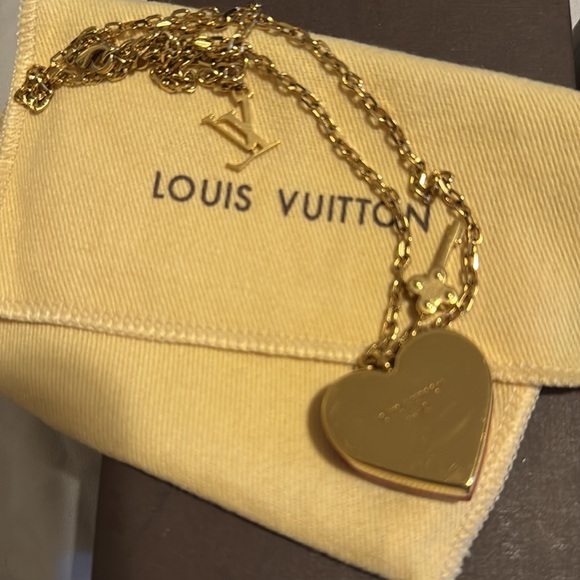Louis Vuitton
Resin 'Lock Me' Heart Pendant Necklace - Picture 2 of 2
